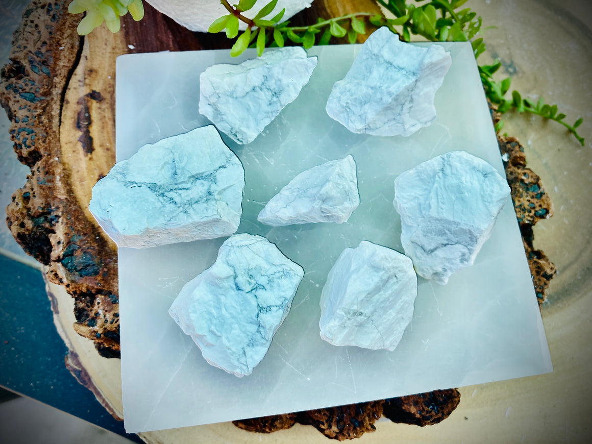 Selenite Recharging Plate with 7-piece Raw White Howlite for Removing Stress and Calming Emotions